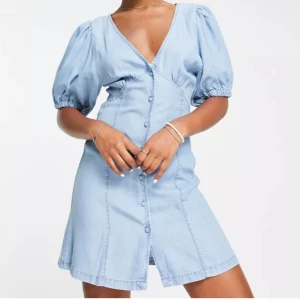 Jeans klänning  - Jätte söt sommarklänning i skönt och luftigt material. Aldrig använd Stolek S-M 