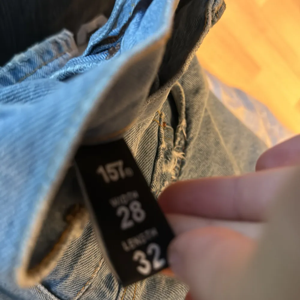 Ett par fina ljusa lager 157 jeans. Riktigt fina. Knappt använda. Lite slitningar men de är snyggare så.. Jeans & Byxor.