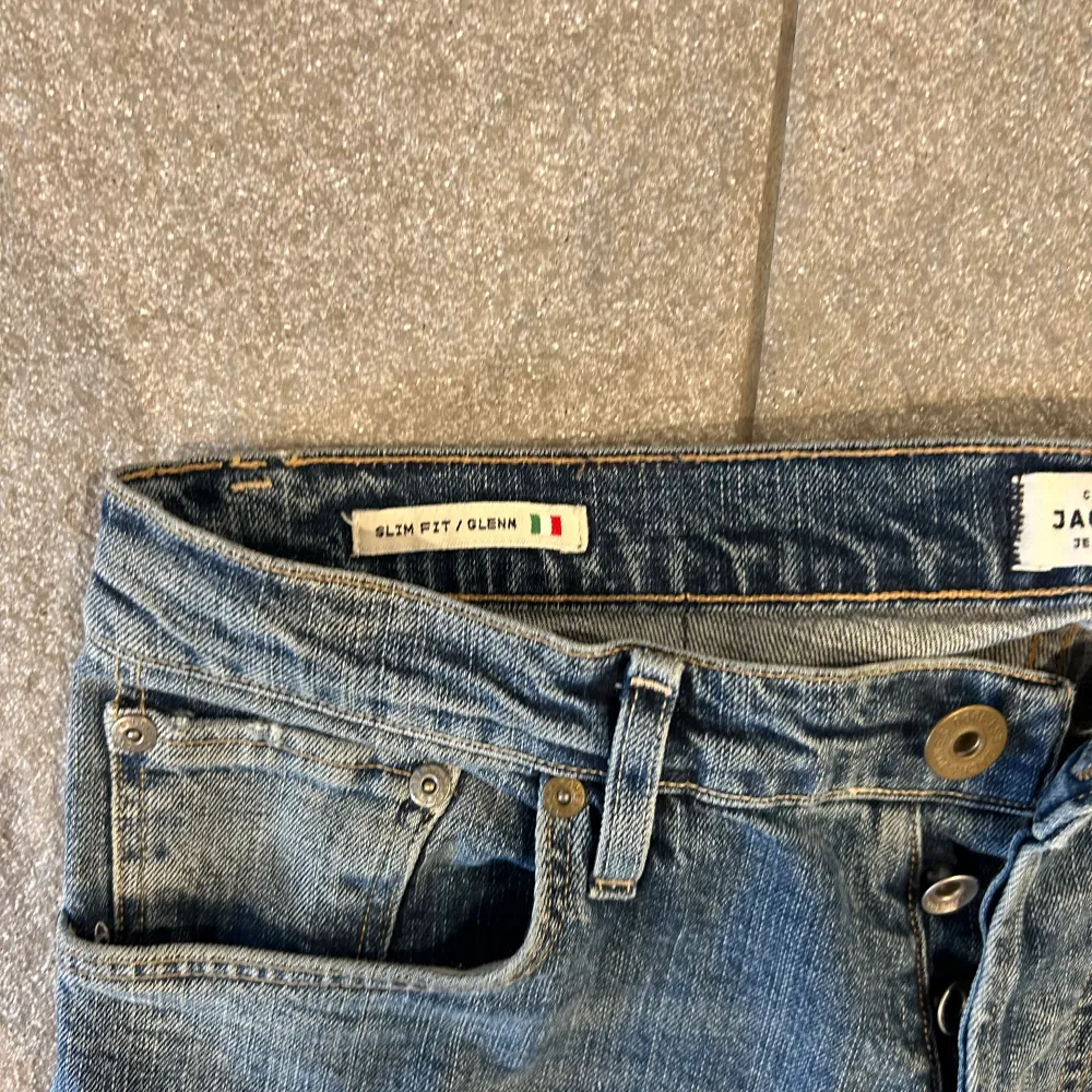 Storlek W29 L32, snygga jeans från Jack&jones som är i ett väldigt bra skick, hör av er vid frågor samt övriga funderingar . Jeans & Byxor.
