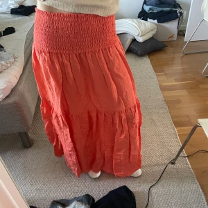 Långkjol - En långkjol eller klänning från Kappahl i sån fin sommarfärg! Knappt använd och bär vanligtvis S!