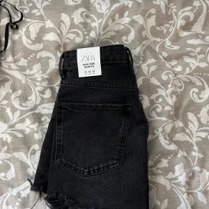 Shorts Zara - Aldrig använda med en lapp kvar men kan inte lämna tillbaka då jag råkade dra av en. 