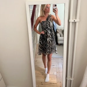 Djur mönstrad klänning - Köpt här på Plick men var tyvärr var för liten. Jätte fin klänning i storlek 34.(Lånade bilder)