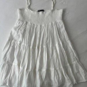 Zara klänning vit!  - Säljer min så fina klänning från zara! Är i fint skick, kom privat för frågor osv💗💗