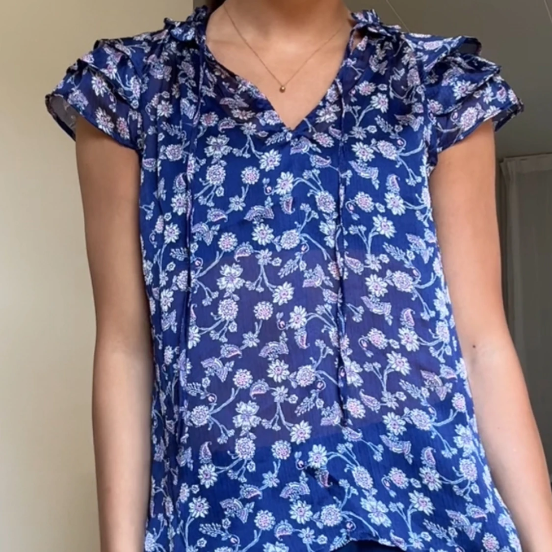 Blus med volanger - 90