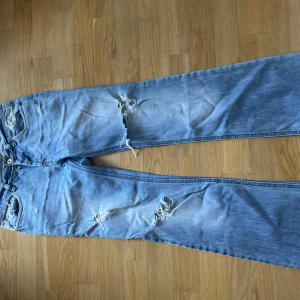 Lowaist håliga jeans - Skitsnygga lågmijade jeans som också är bootcut. Säljer p.g.a att de har blivit för korta för mig. Innerbenslängd 66cm, midjemått rakt över 35cm. Skriv gärn för fler frågor❤️