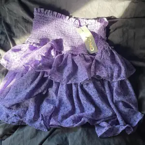 Lila blommig kort kjol från only. Helt oanvänd! Nypris 430kr, säljer för 300kr, pris går att diskutera🩷