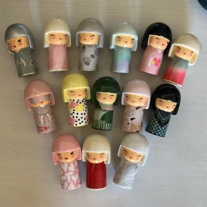 Kokeshi Dockor 14 st - 14 stycken Kokeshidockor! Alla i superfint skick och nästan samtliga kommer i originalkartong. 😎 500:- för alla eller 50kr styck. 🌺🎎🌸