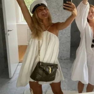 Vit klänning  - Säljer den här fina klänningen då jag har en annan likande💗💗 endast testad💗