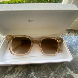 Chimi 04 ecru - Jättefina Chimis i 04 ecru/beige. 8/10 i skick o nästan nyköpta! Skriv om de är något nån undrar.