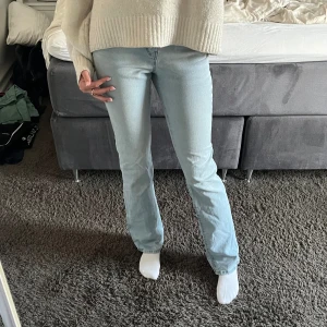 Blå jeans  - Blå jeans från Zara!❤️lite högre i midjan 