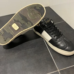 Valentino flycrw - Sälja nu dessa valentino flycrews köpta på plik för 3000 och säljer för 2199 men kan gå ner i pris vid snabb affär, ganska många nitar har tyvär åkt bort därav priset 