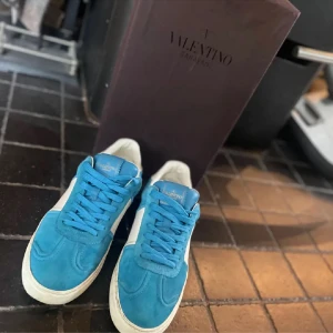 Valentino flycrew - Sjukt snygga och inika valentino flycrew. Säljer då jag växt ur dem. Skick 9/10 därför är priset bra. Skriv ifall du har funderingar😊