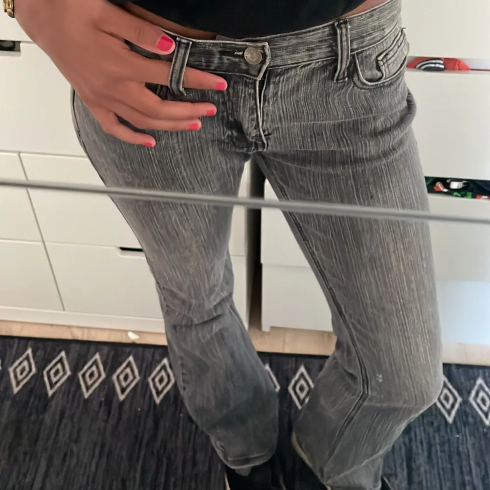 Super snygga gråa bootcut jeans från brandy melville🩶. Jeans & Byxor.