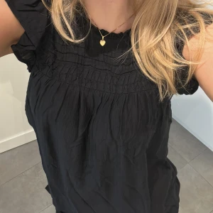Svart blus  - Jättefin svart blus från esprit. Storleken är S men passar även bra på Xs. Har inga defekter och är i väldigt bra skick💗