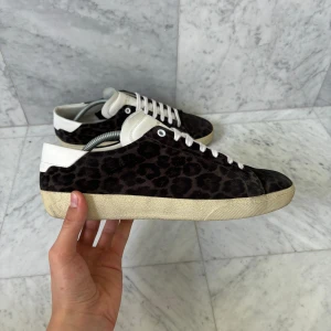 Saint Laurent skor - Säljer nu dessa otroligt feta och unika skor från Saint Laurent i den eftertraktade modellen SL/06 | Skorna är i jättebra skick ~ 9/10 | Leopard mönster | Storlek: 43 | Nypris: 6600 kr | Hör av er vid minsta fråga eller fundering :)