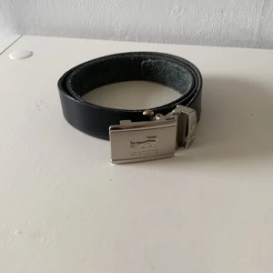 Lacoste bälte - Ett snyggt lacoste bälte som är ungefär 95 cm långt. Perfekt till sommaren. Skriv vid frågor
