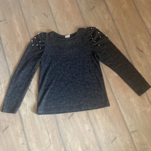 Svart grå stickad tröja  - Säljer den för 150 sek då jag inte använder den och den är inte använd så många gånger 