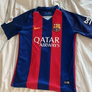 Barcelona kit - Säljer ett barcelona kit med suarez på ryggen. Lite slitet men fortfarande fräscht! Hör av er vid intresse.