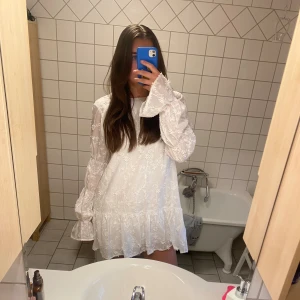 Nakd klänning - Skitsnygg, oanvänd med lappen kvar, kan inte retunera därav jag säljer den, ganska kort