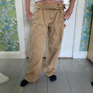 Baggy cargo jeans - Säljer mina baggy jeans med ascoola cargo fickor🙃Modellen är unisex baggy jeans. Modellen som har på sig byxorna är 162cm