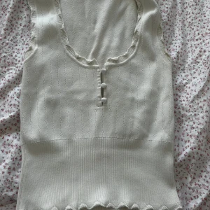 Zara topp - Sparsamt använd. Supergulligt mönster med söta knappar.