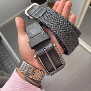 Woven 2 bälten - Säljer 2st snygga bälten som jag aldrig använt. Problemet är att dom inte riktigt passar min stil. 1 för 300kr, båda för 500!😊