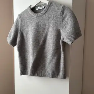 Så fin grå stickad T-shirt från zara 