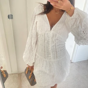 Vit volangklänning  - Så fin volangklånning från zara i storlek M men passar mig som vqanligt via har xs/s dock lång på mig som är 155