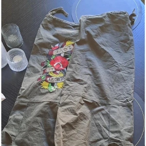 Ed hardy cargos - Fick fel paket (detta är en retur annons) Ifall du inte är personen som har min tröja kommer inte paketet skickas