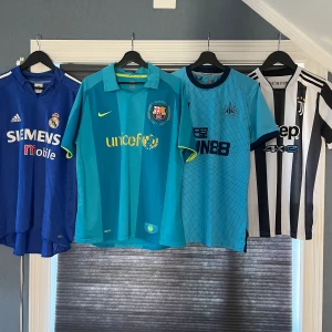 4 fotbollströjor - Fotbollströjor 4 stycken!! Produkt koder finns så om du är intresserad skriv till mig! Skriv vid funderingar eller mer bilder!😁🤩pris för allt!! Kom med bud!!