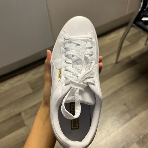 Puma Carina skor  - Jättefina puma skor i bra skick jätte fräscha vita skor 