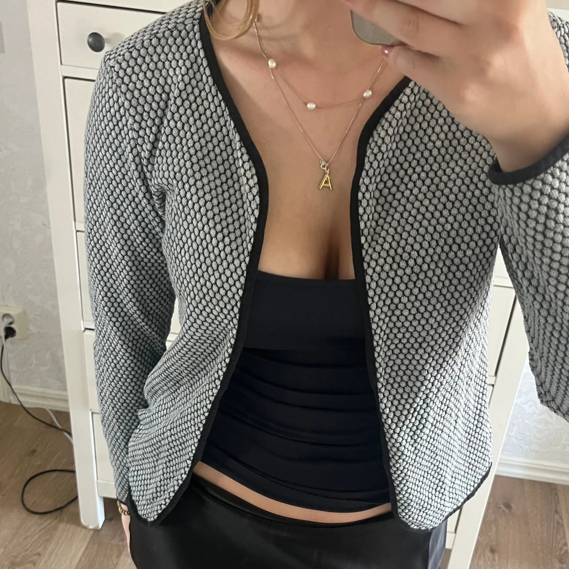 Svart och vit mönstrad kofta  - 90