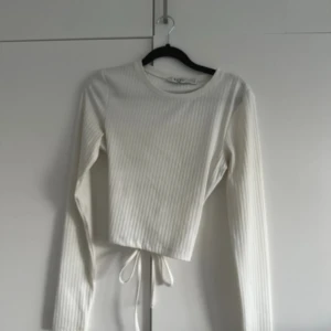 Tröja med öppen rygg - Såå fin. I storlek M men passar flera storlekar så man reglerar i ryggen☺️