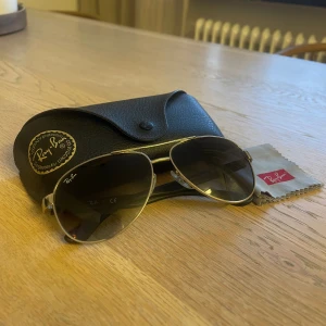 Ray-Ban ”Pilotglajjer” - Säljer mina ”Pilotglajjer” från Ray-Ban då de inte används längre! Suveränt skick samt väldigt bekväma!
