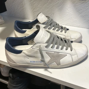 Golden Goose - Säljer mina Golden Goose i väldigt bra skick, ända felet är på bild tre där man ser att sulan är lite sönder men det märks inte så mycket! Tyvärr inget kvitto eller box. Storlek 43 men passar även 42. Hör av er vid funderingar och frågor!