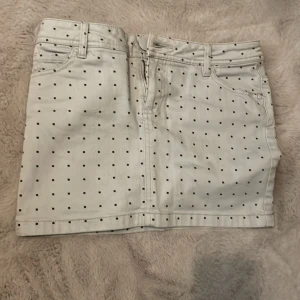 Unik jeans kjol - Säljer denna unika jeans kjol köpt på divided. 