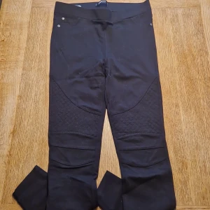 Leggins - Oanvända. Svarta med detaljer på benen