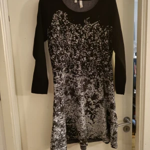 Halvlång klänning  - Det står att storleken är 44/46, Large. Jag tycker den känns som XL. Mått: 55cm armhåla till armhåla, ca 105cm längd på hela. Använd ett fåtal gånger.