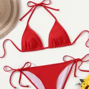 Jätte fin röd bikini som tyvärr inte passar, den är aldrig andvänd bara provad💘
