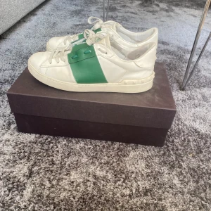 Valentino skor - Säljer mina valentino skor, skulle säga att skicket är 8/10 låda får du med och dustbags. Hör av er vid fler bilder.  Går även med på att byta med något.