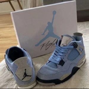 Air Jordan 4 Retro ”University blue” - Jordan 4 Retro University blue, bra skick 9-10 använda fåtal gånger. Perfekt för sommaren som kommer!!!