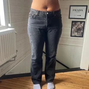 gråa mid-waist jeans - ett par jätte fina gråa/svarta mid waist jeans💘💘