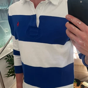 Ralph lauren tröja - En riktigt fräsch långärmad polo Ralph Lauren tröja! Tröjan är i toppskick och sparsamt använd.  Hör av er om ni har några frågor☺️  (Ursäkta målarfärgen på mina händer heheheh)