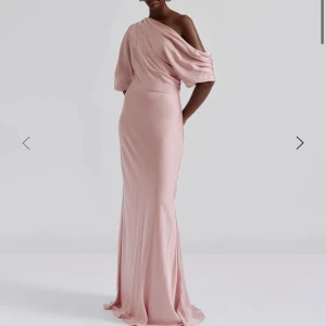 By Malina - Helt oanvänd Bymalina balklänning! Så så så fin 🩷🩷🩷 säljer då jag valde mellan denna och en annan! 