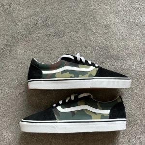 Vans skor - Vans skor i modell ”Old Skool Shoes (Vans Classic)”. Lite använda men i väldigt bra skick, storlek 42.5 EU / 11 US women / 9 US Men. 