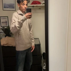 J&J tröja - En fin stickad tröja, bra skick, anledning till att jag vill sälja den är att den är lite för stor och jag har slutat bära på baggy kläder nypris 499kr