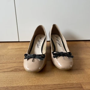 Klackar med rosetter - Söta ballerina klackar från Marcs & Spencer. Ganska repiga och slitna därav priset men väldigt sköna att gå en hel dag i!