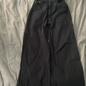 Jeans - Fina svarta jeans ganska slitna men inget som märks när dom är på då färgen och allt är i jätte fint skick