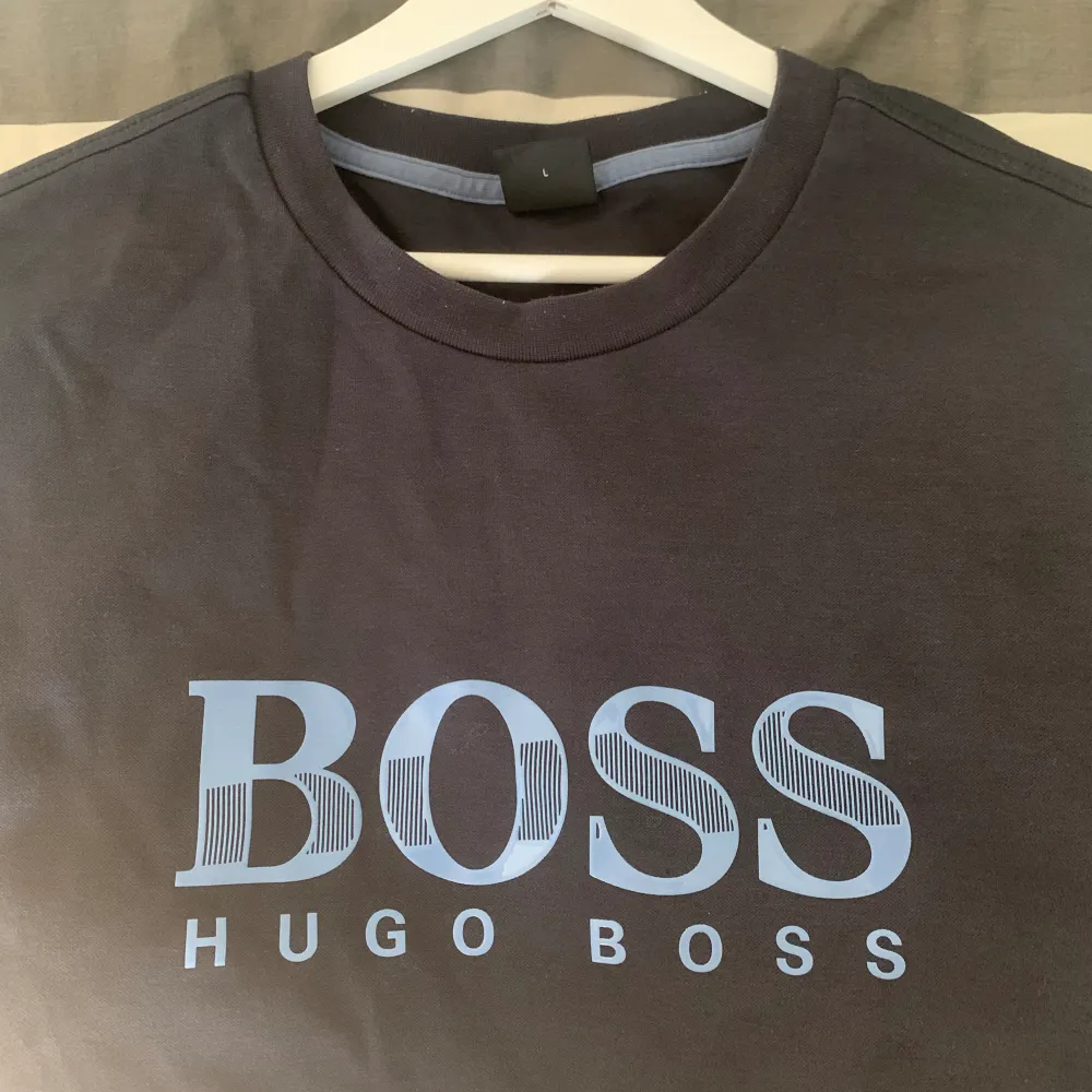 Säljer nu min gamla Hugo boss tröja i riktigt bra skick. Skriv för mer bilder Fraktas eller mötas sthlm . Tröjor & Koftor.