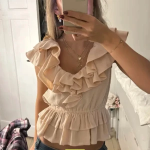 Volang blus - Jättefin populär volang blus från hm, köpte på plick men den var lite stor för mig. Lappen är bort klippt men jag skulle säga att det är storlek S/M 